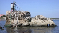 Extracción de muestras de un muelle del 'Portus Cosanus' en la costa toscana, construido hace más de 2.000 años.