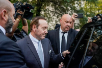 El actor Kevin Spacey fuera de la Corte Federal de Manhattan durante su juicio por abuso sexual en Nueva York