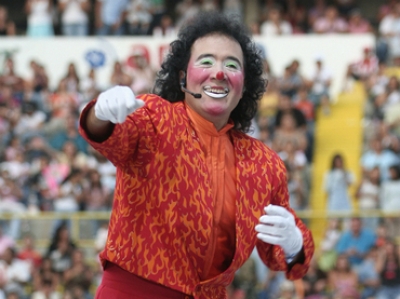 Guillermo Cienfuegos no oculta su identidad, por lo que no habría problema que vaya maquillado.