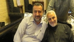 Razi Mousavi (izquierda), alto consejero de los Cuerpos de la Guardia Revolucionaria Islámica de Irán, sentado junto al general iraní Qassem Soleimani, asesinado en 2020.