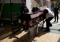 El féretro de uno de los encuestadores linchados en Ajalpan.