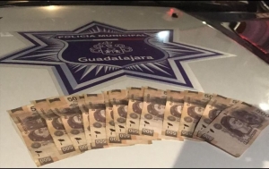 Como prueba, la víctima sacó fotocopias de los billetes que le había entregado al extorsionador para que los oficiales verificaran que se trataba de los mismos que el sujeto cargaba, el cual era un ex inspector del Ayuntamiento de Guadalajara.