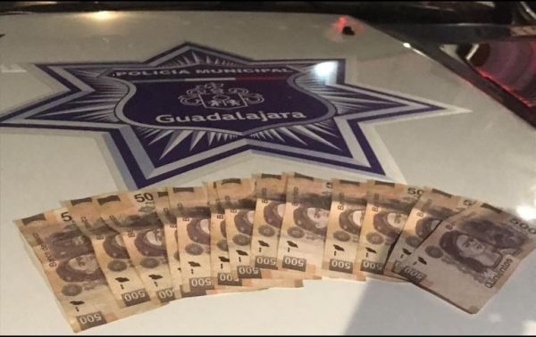 Como prueba, la víctima sacó fotocopias de los billetes que le había entregado al extorsionador para que los oficiales verificaran que se trataba de los mismos que el sujeto cargaba, el cual era un ex inspector del Ayuntamiento de Guadalajara. 