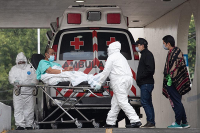 Una ambulancia traslada a un paciente al área de Urgencias del Hospital General de Zona 1-A &quot;Venados&quot;, en la alcaldía Benito Juárez, CDMX. 