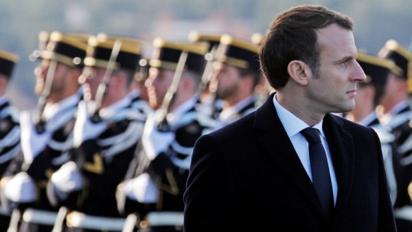 Emmanuel Macron revisa las tropas en el barco de guerra francés Dixmude en la base naval de Toulon, Francia, el 19 de enero de 2018.