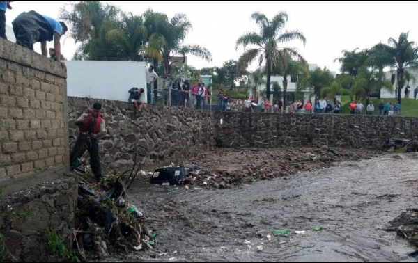 Dos camionetas tipo Jeep quedaron dentro del canal.