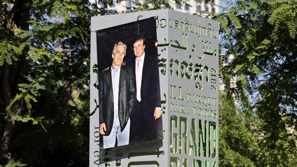 Una fotografía de 1997 de Jefferey Epstein y Donald Trump cuelga de un cartel del parque Gloria Molina Grand Park en Los Ángeles, California, el 15 de junio de 2025.