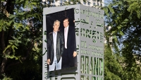 Una fotografía de 1997 de Jefferey Epstein y Donald Trump cuelga de un cartel del parque Gloria Molina Grand Park en Los Ángeles, California, el 15 de junio de 2025.