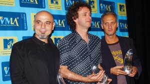 Soda Stereo durante los MTV Video Music Awards Latinoamérica 2002 en el Jackie Gleason Theater en Miami, Florida, EE.UU.