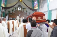 Funeral del padre Luis López en su parroquia del Estado de México