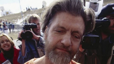 Oficiales de policía trasladan a Theodore Kaczynski, Unabomber, al juzgado, en 1996.