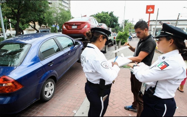 Varios vehículos que operan para Uber, y otras Empresas de Redes de Transporte, fueron retirados ayer por no cumplir con el registro ante la Secretaría de Movilidad.