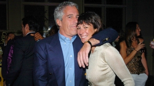 El alto precio que pagó una enfermera por revelar secretos carcelarios de Ghislaine Maxwell, la cómplice de Epstein