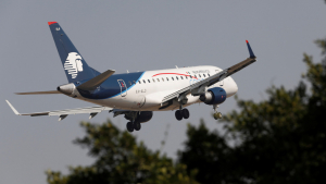 Se incendia el motor de un avión de Aeroméxico durante el despegue tras el impacto de un ave