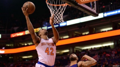 La empresa Adidas tiene un contrato por unos US$400 millones con la liga de baloncesto estadounidense NBA, para proveer de uniformes a los equipos profesionales. El acuerdo vencerá en la temporada 2016-17.