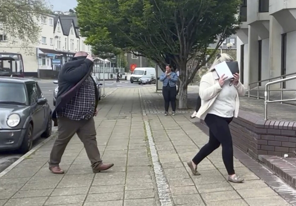 En esta imagen fija tomada de un video, Ann y Bernard McDonagh llegan al Tribunal de la Corona de Swansea en Gales, el miércoles 29 de mayo de 2024. 