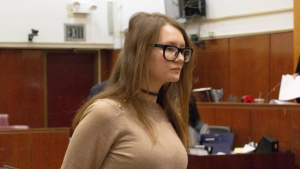 La estafadora que engañó a la élite de Nueva York sale de la cárcel y puede ser deportada de EE.UU.