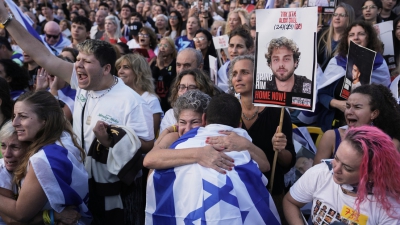La multitud espera la liberación de rehenes, Tel Aviv, Israel, el 13 de octubre de 2025