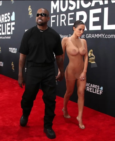 Bianca Censori, esposa de Kanye West, se desnuda y son echados del Grammy 2025