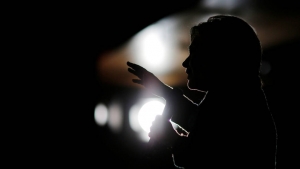 Silueta de la candidata demócrata a la Presidencia de Estados Unidos, Hillary Clinton, capturada durante la campaña en Des Moines, Iowa.