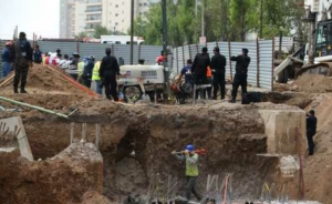 Dos de cada tres mexicanos perciben menos de $2,400 al mes, de acuerdo con el informe. En la imagen, trabajadores colocan una trabe en un puente vehicular en la capital, en imagen de archivo.