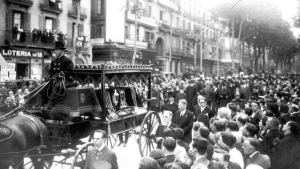 El cortejo fúnebre de Gaudí, a su paso por las Ramblas