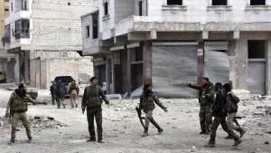 Soldados sirios que patrullan un barrio de Alepo (Siria)