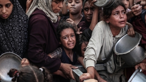 Palestinos durante la distribución de alimentos en el centro de la ciudad de Gaza, 11 de septiembre de 2025.