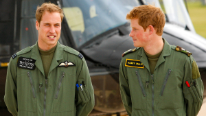 Los príncipes británicos William, a la izquierda, y Harry posan juntos en la base de de Shawbury, Inglaterra, el 18 de junio de 2009.
