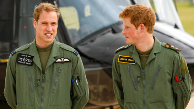 Los príncipes británicos William, a la izquierda, y Harry posan juntos en la base de de Shawbury, Inglaterra, el 18 de junio de 2009.