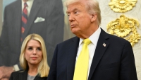 El presidente Donald Trump y la fiscal general Pam Bondi.