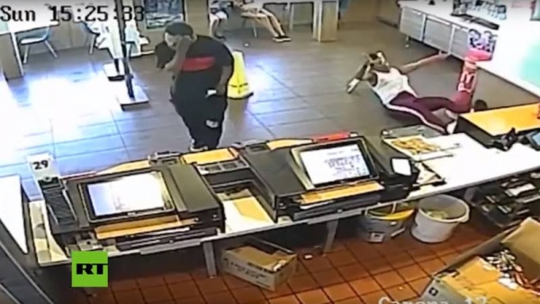 VIDEO: Una gerente de McDonald&#039;s le fractura la cara a una clienta arrojándole una licuadora durante una discusión