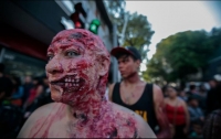 Los zombies lucieron sus "peores" aspectos para asustar a la gente.