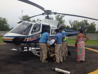 Terrible accidente en aguas de Playa de Oro; niña sufre heridas graves en sus pies al caer de una banana y tratar de subirse al bote que los paseaba
