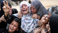 Familiares de los palestinos que perdieron la vida mientras esperaban ayuda humanitaria en el corredor de Netzarim.