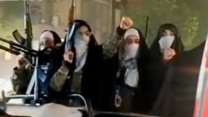 Mujeres iraníes marchan en una protesta con fusiles Kaláshnikov y RPG
