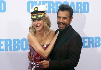 Anna Faris, izquierda, y Eugenio Derbez ríen en el estreno de "Overboard" en el The Regency Village Theatre el lunes 30 de abril de 2018 en Los Angeles.