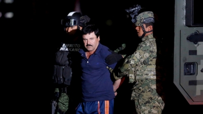 Joaquín Guzmán Loera, alias "El Chapo" Guzmán es escoltado por soldados en la Ciudad de México, el 8 de enero de 2016.