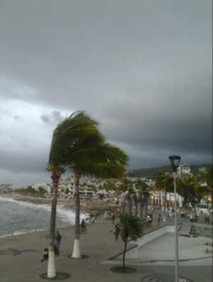 Cierran Puerto Vallarta por huracán 'Carlos'