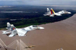 Su-30 venezolanos practican un ataque a gran escala contra un grupo de la Armada de EE. UU. en el mar Caribe.