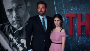Los actores Ben Affleck y Anna Kendrick, en la presentación de la película 'El contable', en Londres, Reino Unido, el 17 de octubre de 2016.