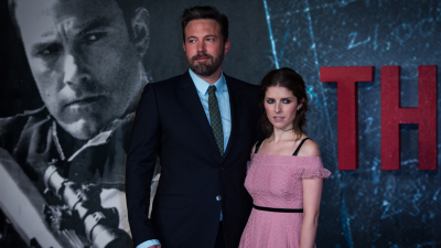 Los actores Ben Affleck y Anna Kendrick, en la presentación de la película 'El contable', en Londres, Reino Unido, el 17 de octubre de 2016.