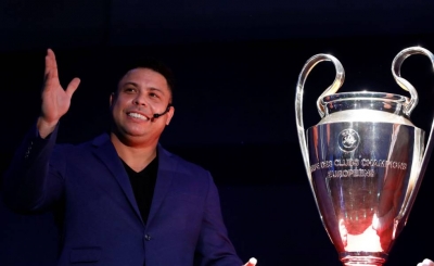 Ronaldo junto el trofeo de la Champions en Ciudad de México.
