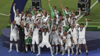 Los jugadores del Real Madrid celebran con el trofeo tras ganar la final de la Liga de Campeones contra el Liverpool. 28 de mayo 2022.