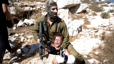 El brutal arresto de un niño palestino de 12 años por parte de un soldado israelí durante una manifestación pacífica desató un dramático enfrentamiento por la liberación del menor de edad.