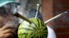 Un joven fuma dos churros de marihuana a través de una sandía durante una manifestación en Colombia.