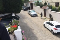 Uniformados bolivianos vigilan la Embajada de México en Bolivia. Diciembre de 2019.