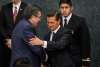 El presidente Enrique Peña Nieto abraza al titular de la CNDH, Luis Raúl González Pérez, en la presentación de su informe 2015.