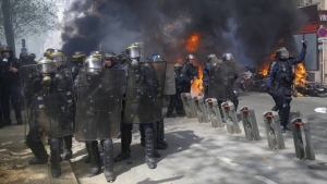En foto, un grupo de policías avanza hacia los manifestantes, este sábado en París. En vídeo, imágenes de la manifestación.