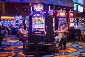 Patrocinadores en el Ocean Casino en Atlantic City, N.J., el 3 de julio. Algunos científicos advierten que se ha subestimado la transmisión del coronavirus en el aire en ambientes interiores.